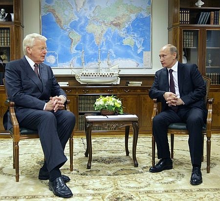 Ólafur Ragnar Grímsson talking to Vladimir Putin