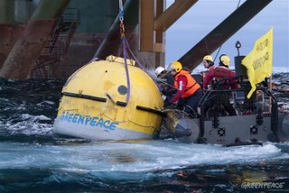 Greenpeace activists stuck to a pod in Greenland