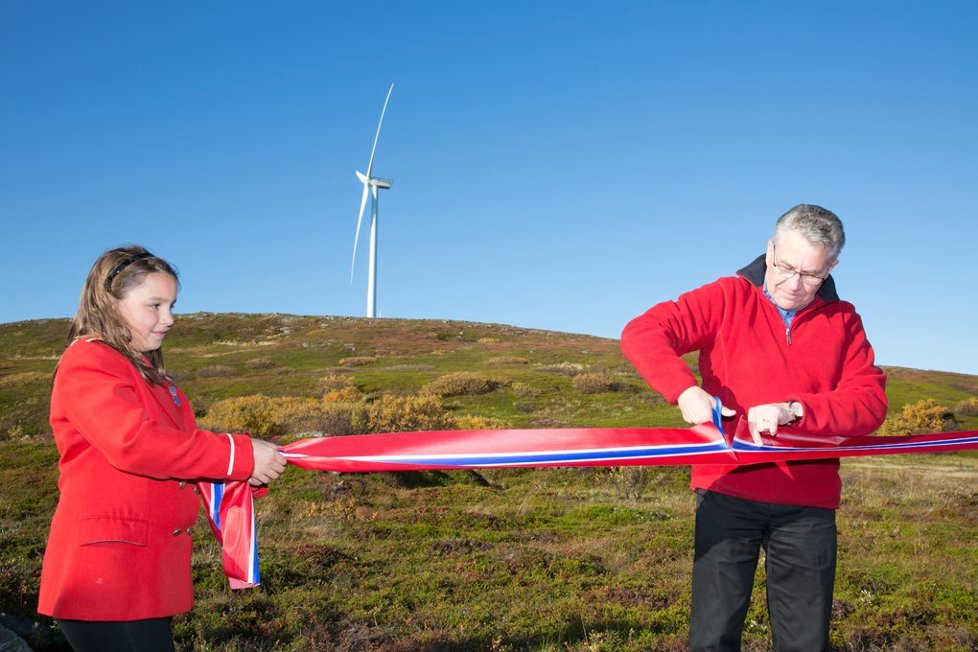 Chairman of the municipal government Svein Ludvigsen opens the wind park
