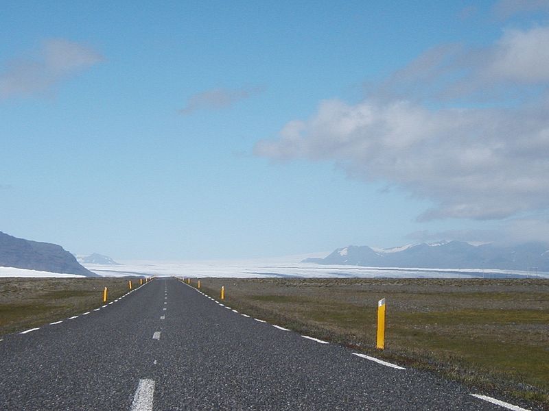 The glacier Vatnajökull seen by the road