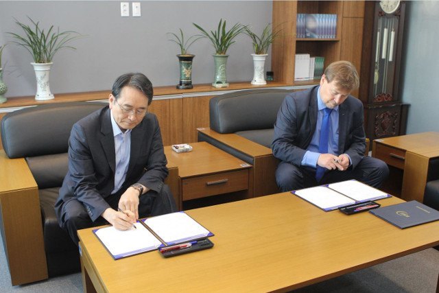 KMI President Kim Sung Gwi and Arctic Portal Executive Director Halldor Johannsson sign the Memorandum of Understanding